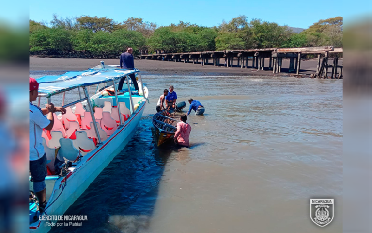 Ejército rescata a tripulantes de embarcación hundida en Chinandega