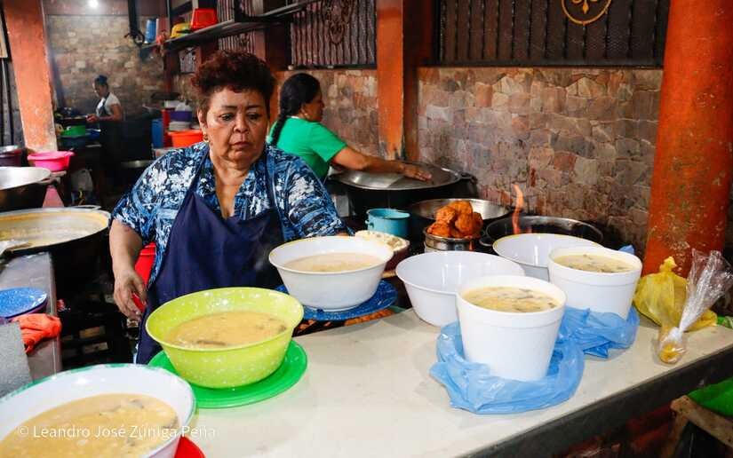 En el Mercado Oriental ya se siente el olor a la Tradicional Sopa de Queso