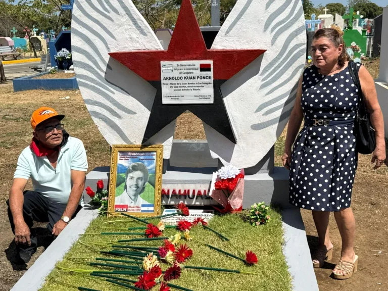 Entrega de Flores con Cariño al Compañero Arnoldo Quant