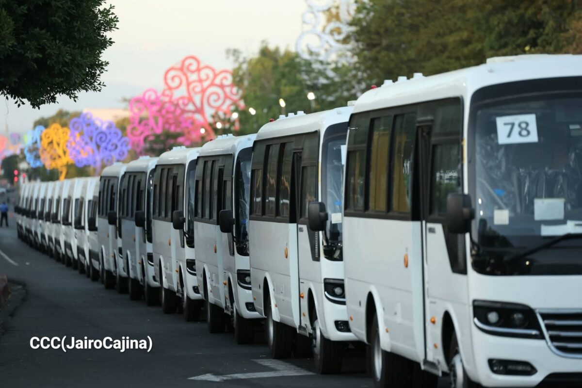Entregan 180 microbuses modernos a transportistas