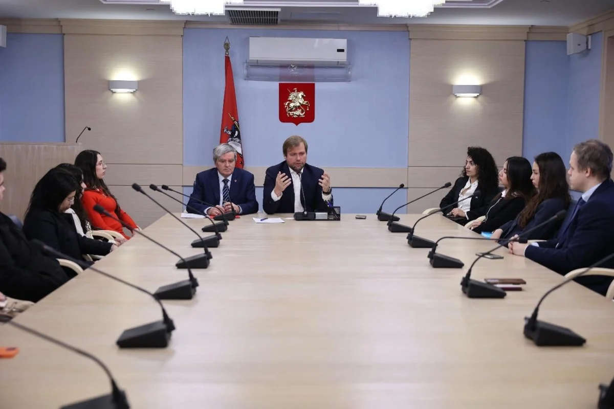 Estudiantes nicaragüenses visitan la Duma de Moscú y se reúnen con diputados