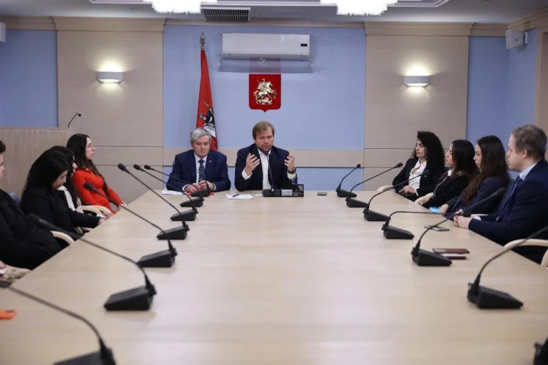 Estudiantes nicaragüenses visitan la Duma de Moscú y se reúnen con diputados