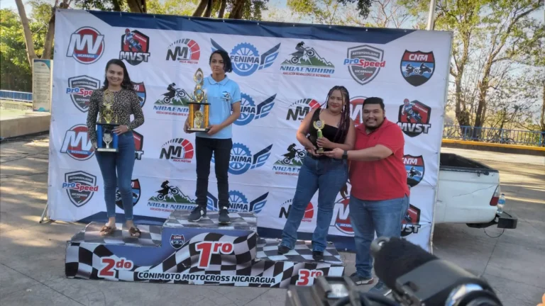 FENIMA premia a campeones de motovelocidad y automovilismo 2025