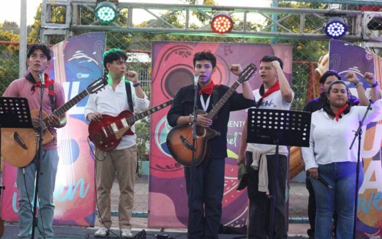 Familias disfrutan del Festival Cultural "Camilo, Paz y Unidad"