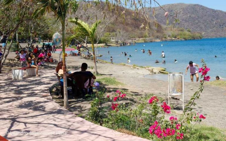 Familias disfrutan del fin de semana en Xiloá