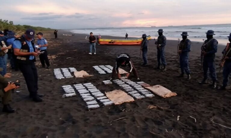 Incautan al menos 100 paquetes de cocaína en costas de León