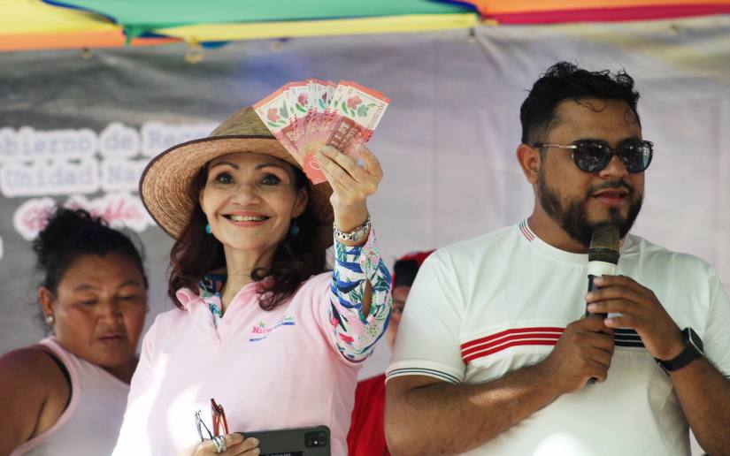 Pareja gana 5,000 córdobas en el beso más dulce