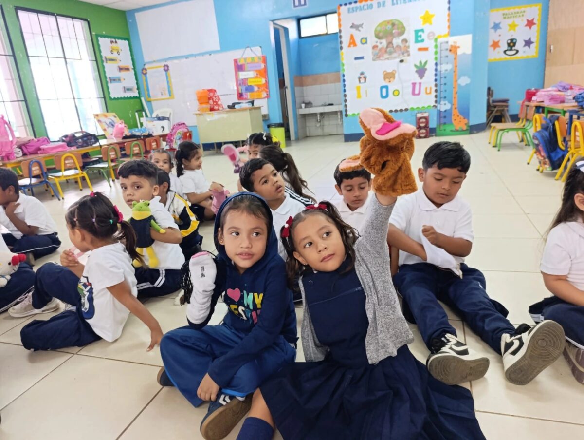 La alegría y la imaginación de los estudiantes destacó en el festival de títeres