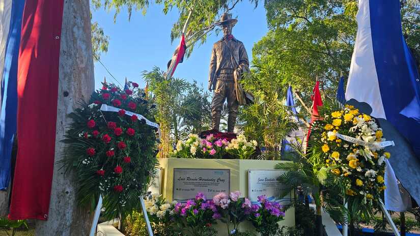 MINED devela monumento a Sandino en el Centro Cívico