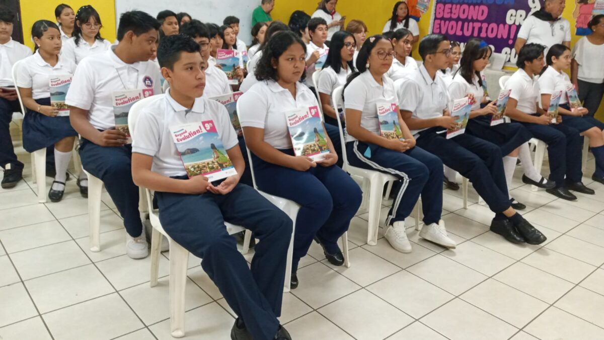 MINED entregó 60 mil libros de inglés en más de 700 colegios del público