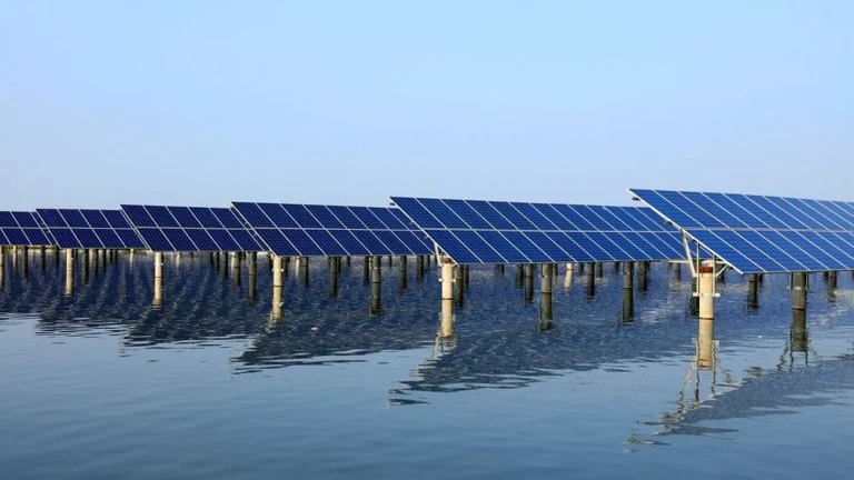 Malasia construye proyecto de energía solar flotante