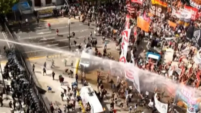 Manifestantes y policía se enfrentan en Argentina