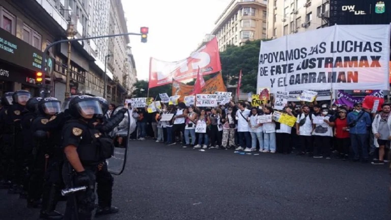 Marchan al Senado contra la reforma laboral de Milei