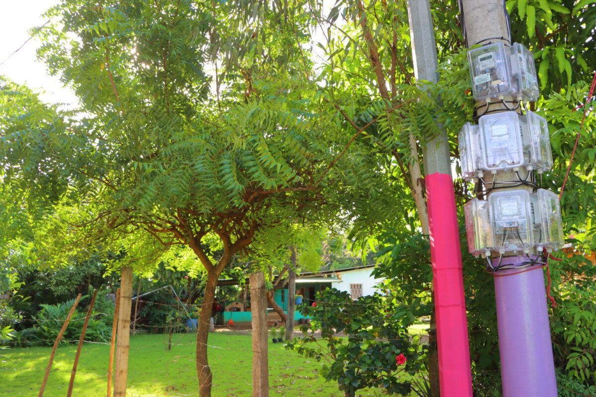 Más familias de Mateare tienen energía eléctrica