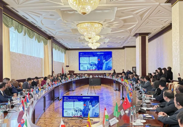 En mesa redonda “Todas las Banderas en RUDN”