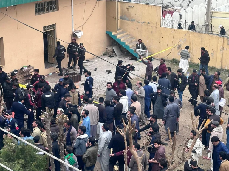 Atentado en mezquita de Pakistán deja 31 muertos