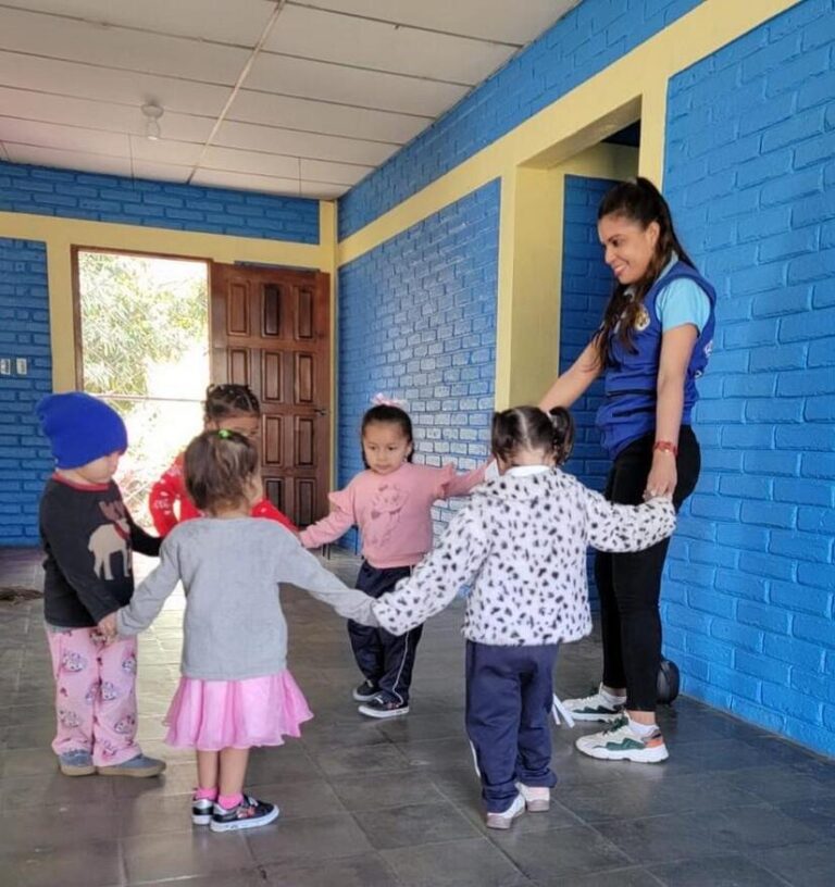 Servidores del Ministerio de la Familia se movilizan de manera permanente para la promoción de derechos y acompañamiento a las familias nicaragüenses. Del 06 al 08 de febrero, se desarrolló a nivel nacional una jornada de visitas de presencia directa y acompañamiento a más de 2.000 pobladores, con acciones preventivas orientadas a reducir situaciones de riesgo que vulneren a nuestra niñez, adolescencia y familias. Estas acciones, enmarcadas en el Modelo Cristiano, Socialista y Solidario, promueven valores, convivencia armoniosa y la concientización familiar, fortaleciendo desde el hogar y la comunidad prácticas como la comunicación asertiva, el respeto, la responsabilidad y el cuido mutuo, pilares fundamentales para el Buen Vivir de las familias nicaragüenses. Durante las visitas realizadas en barrios, comunidades y parques, se fomentó la estancia y permanencia escolar de niñas, niños y adolescentes en zonas de riesgo, promoviendo ambientes seguros y de armonía familiar, a través de los contenidos de las Cartillas para la Vida Armoniosa, herramienta clave para la formación en valores y la prevención de la violencia. Asimismo, desde los Centros de Desarrollo Infantil a nivel nacional, se llevaron a cabo visitas de verificación y monitoreo periódico, garantizando la atención integral de nuestras niñas y niños de la Primera Infancia. De manera articulada, se realizó la actualización de planes de emergencia y seguridad, en coordinación con los Bomberos del Ministerio del Interior, reafirmando el compromiso con la protección y el bienestar de la niñez. Servicios institucionales brindados a las familias del 06 al 08 de febrero: • Gestión de 24 partidas de nacimiento a niñas y niños menores de 13 años, garantizando su derecho a la identidad. • Atención de 09 conciliaciones con madres y padres de familia, beneficiando a 09 niñas y niños, por un monto total conciliado de C$22,912.99 córdobas. • Realización de 17 servicios de consejería familiar, atendiendo a 34 mujeres y hombres, fortaleciendo la unidad y armonía familiar. • Cumplimiento del pago de 1,814 Pensiones de Alimentos, por un monto de C$4,561,649.41 córdobas, restituyendo derechos a niñas, niños y adolescentes. El Buen Gobierno Sandinista reafirma su compromiso permanente de seguir sembrando amor, protección y esperanza, garantizando derechos, fortaleciendo a las familias y construyendo entornos seguros para una Nicaragua Digna, en Paz y con bienestar para todas y todos. Mifamilia garantiza el cumplimiento de 1,814 pensiones alimenticias