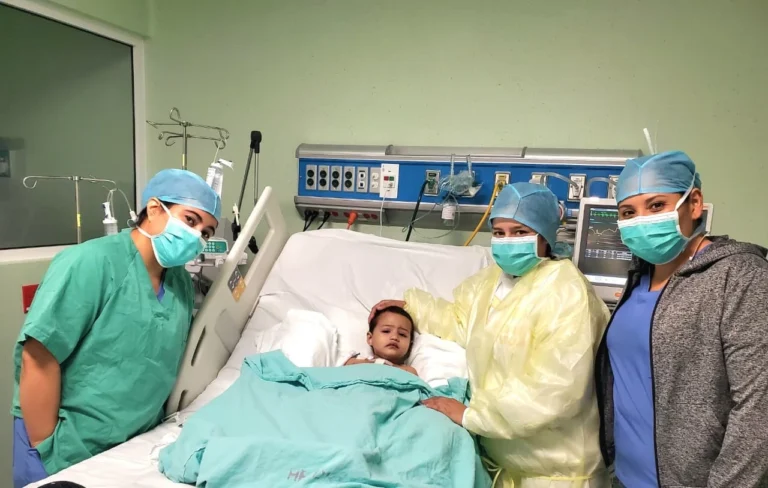 Niña de 2 años recibe exitosa cirugía de corazón abierto en León