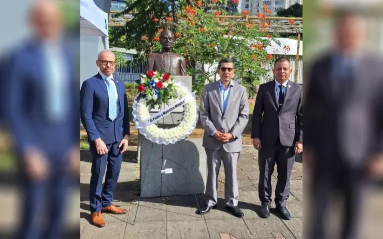 Honramos a Darío en Panamá