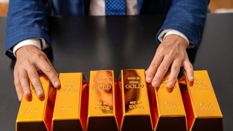 Por error lanza a la basura 20 lingotes de oro