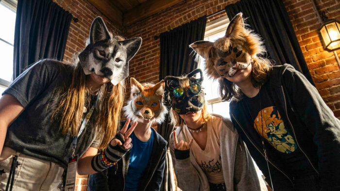 Prohíben a los “therians” realizar actividades en espacios públicos