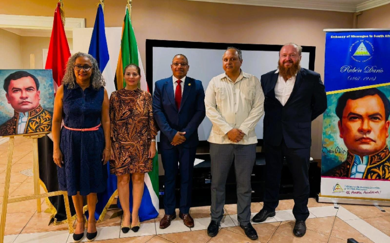 Sudáfrica: una rosa para Rubén “El Maestro Eterno”