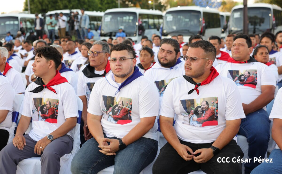 Transportistas agradecen al Gobierno la entrega de nuevos microbuses