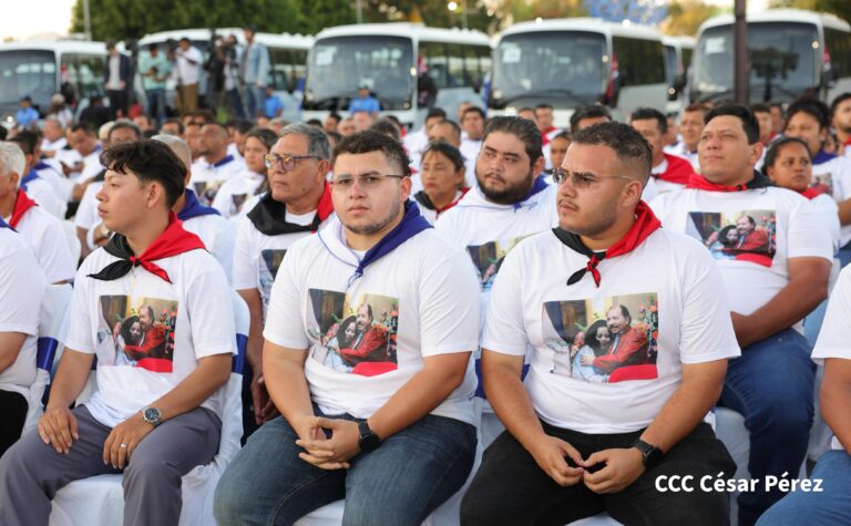 Transportistas agradecen al Gobierno la entrega de nuevos microbuses