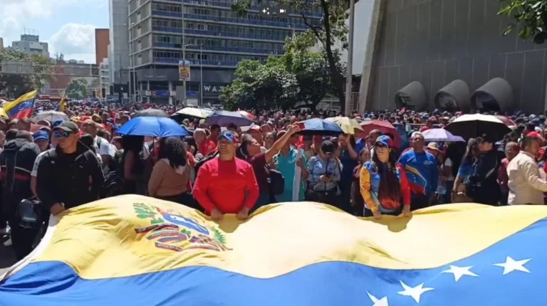 Venezolanos se movilizan para exigir el retorno del presidente Nicolás Maduro
