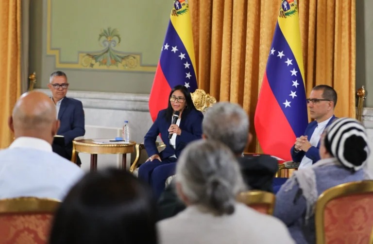 Presidenta encargada de Venezuela se reúne con víctimas de la violencia política