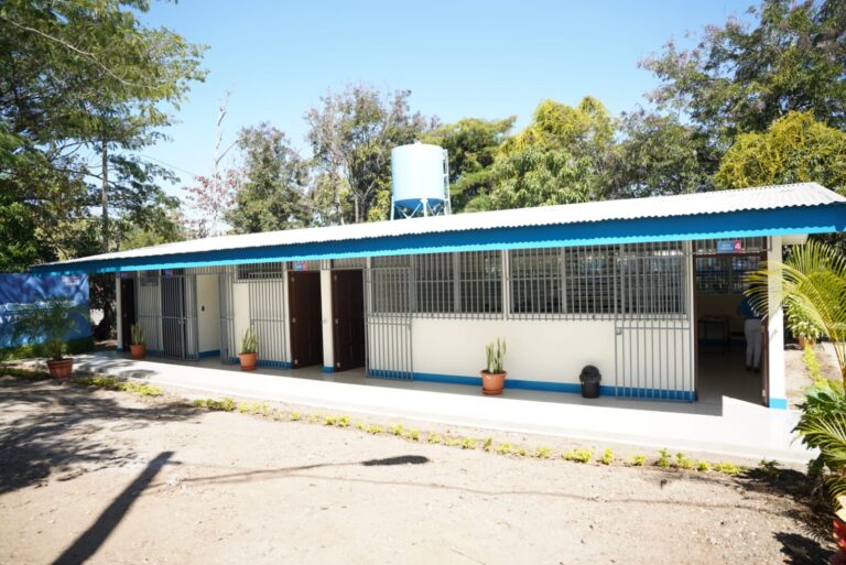 Estudiantes inician clases inaugurando obras de mejoramiento