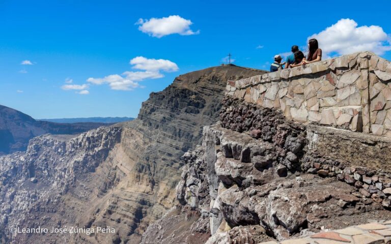 Turistas disfrutan de los atractivos del Volcán Masaya
