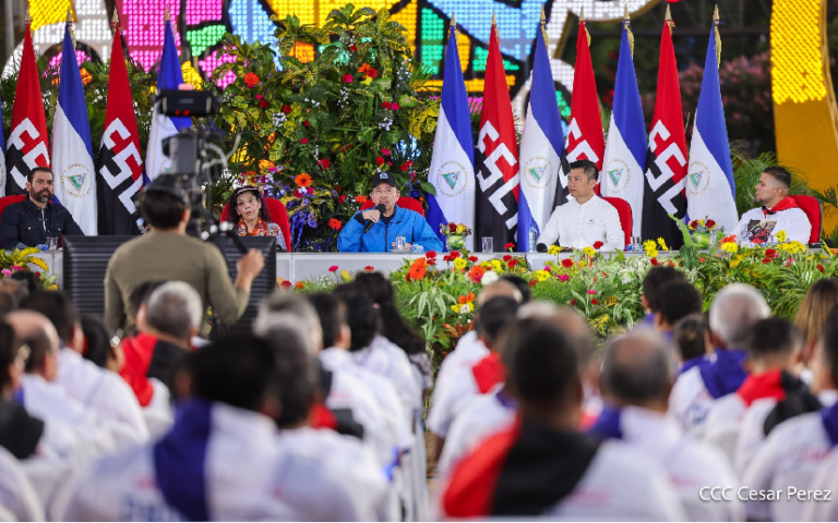 Acto de Entrega de Unidades de Transporte a Cooperativas del País