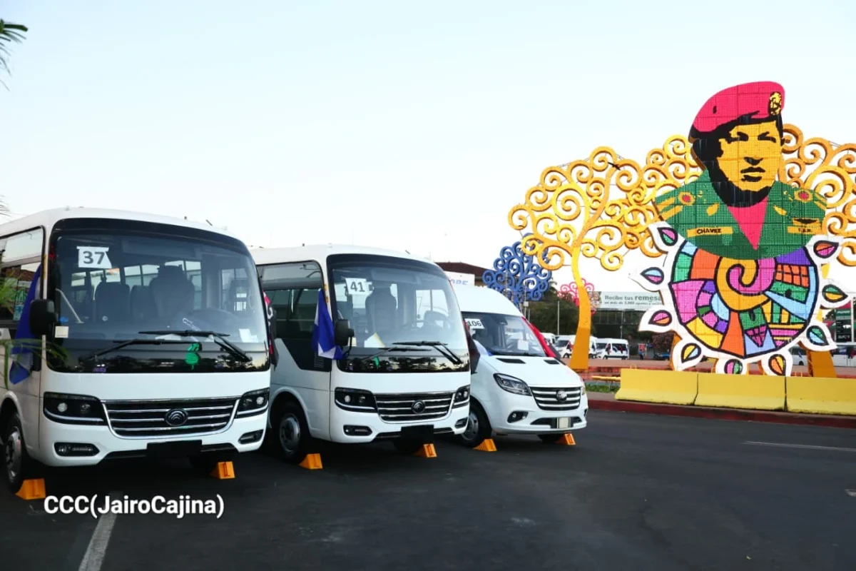 Gobierno de Nicaragua entrega buses fabricados en China para transporte público eficiente