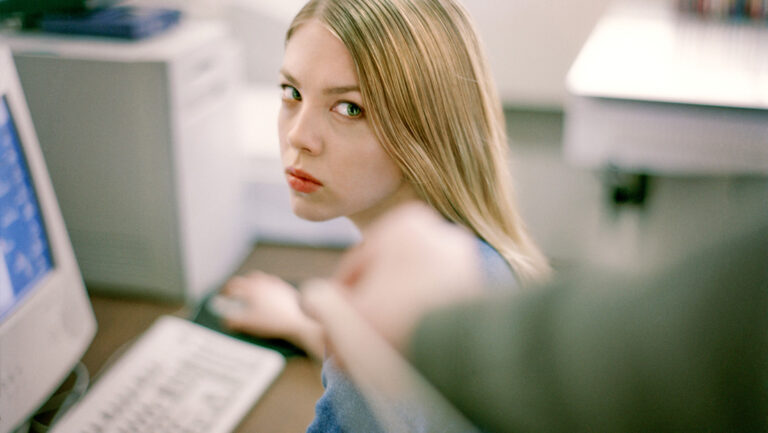 Empresa no quiere contratar a jóvenes con mentalidad lunes-viernes