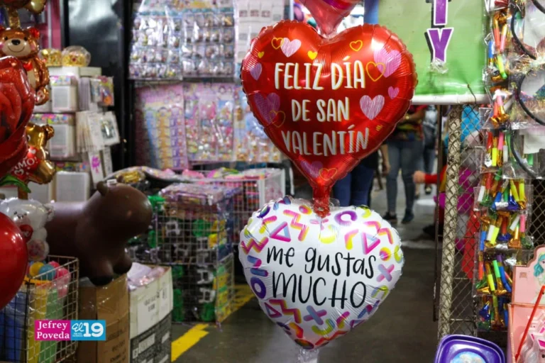 Comerciantes con variedad de productos para obsequiar el 14 de febrero