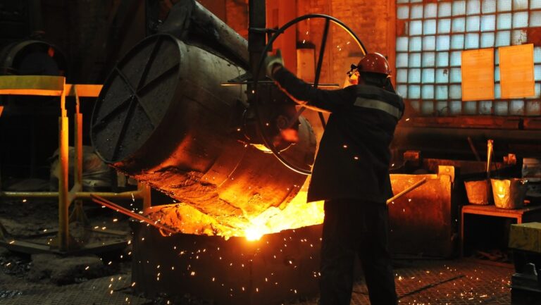 Prohibición de importaciones de acero ruso crea controversia