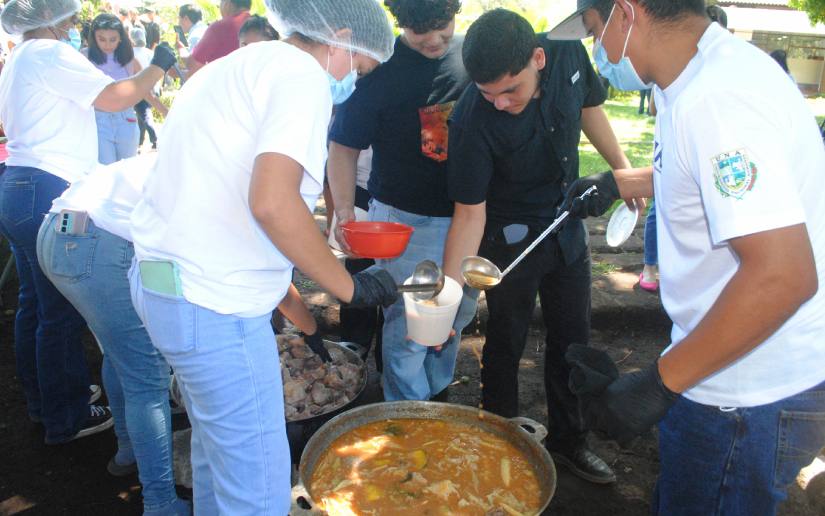 Estudiantes de la UNA disfrutan de la tradicional sopa de res