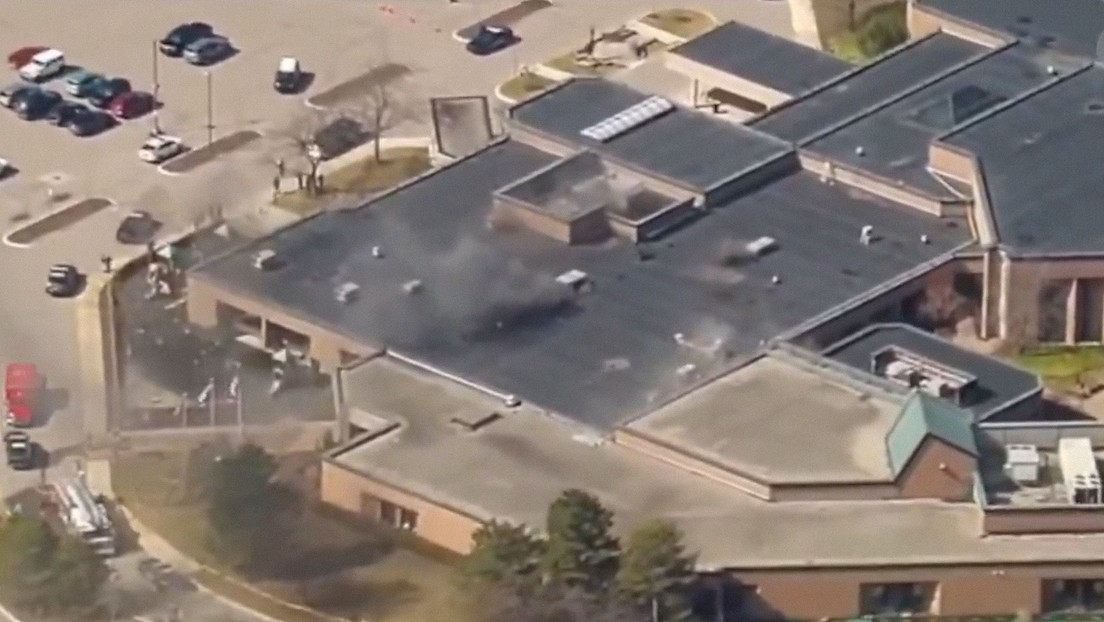 Aniquilan a hombre que impacto vehículo contra una sinagoga en Oakland Un hombre ha sido aniquilado tras atacar la sinagoga Templo Israel, ubicada en West Bloomfield, en el condado de Oakland, en el estado de Michigan-Estados Unidos. Esto aconteció cuando el sospechoso impactó un vehículo contra el lugar, donde lo confrontaron y asesinaron, miembros de la seguridad de la sinagoga. Lo anterior, lo informó, el sheriff del condado de Oakland, Michael Bouchard, citado por CBS News. Según, hombre estaba armando con un rifle y el auto en el que se movilizaba se incendió luego de estrellarse contra la sinagoga. Al sitio, además de los miembros de la Policía del estado, acudieron integrantes de la fuerza pública federal, local y del condado.