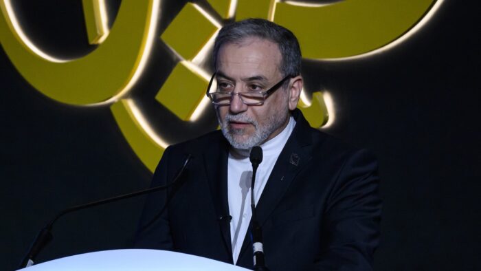 Araghchi denuncia que están atacando civiles