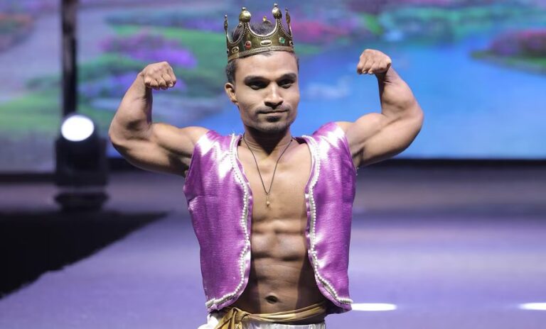 Pratik Vitthal Mohite es un atleta indio con enanismo, mundialmente conocido como el fisicoculturista competitivo más bajo de la historia y poseedor de dos récords oficiales de Guinness World Records.