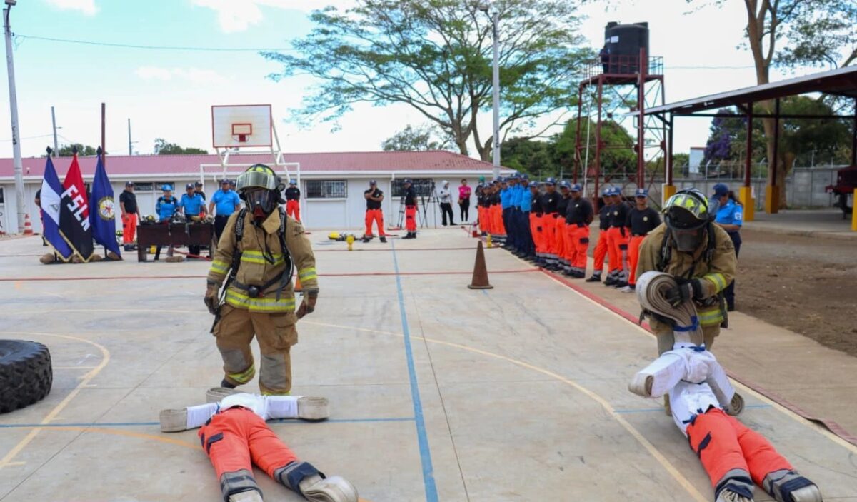 Bomberos practican el uso del Aparato de Respiración Auto Contenido