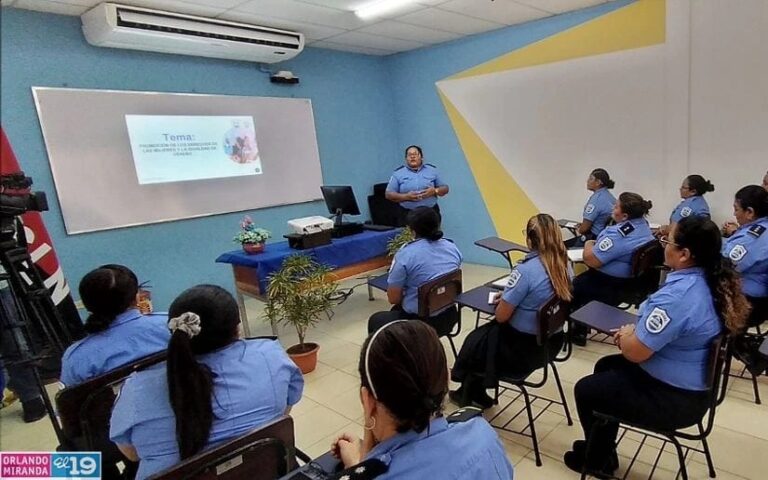 Capacitan sobre la Promoción de Derechos en las Mujeres