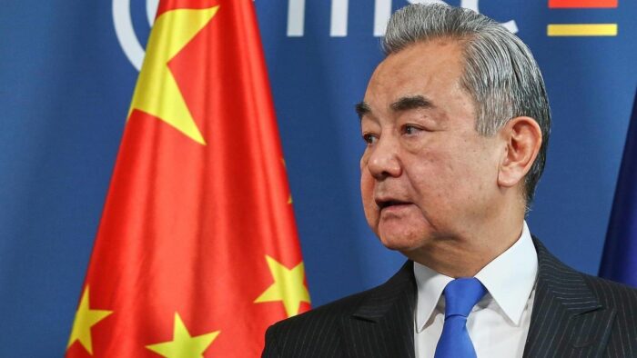 China anunció que enviará a un enviado especial a Oriente Medio para promover esfuerzos de mediación ante la creciente escalada del conflicto en la región. El anuncio fue realizado por el ministro de Exteriores chino, Wang Yi, durante conversaciones telefónicas con sus homólogos de Arabia Saudita y Emiratos Árabes Unidos. Durante el diálogo con el canciller saudita, Wang destacó que China valora la moderación mostrada por Riad y su insistencia en resolver las diferencias mediante medios pacíficos.