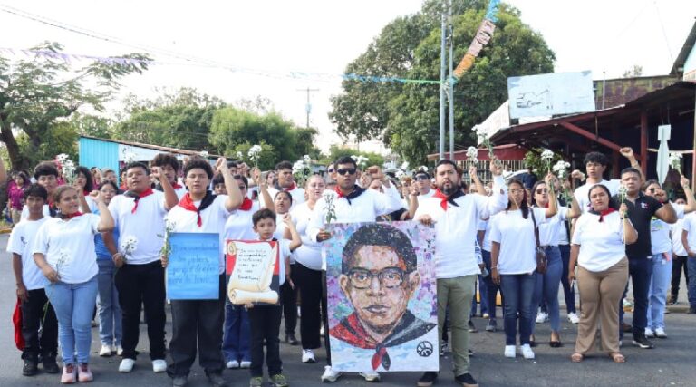 Colocan ofrenda floral al Poeta Guerrillero