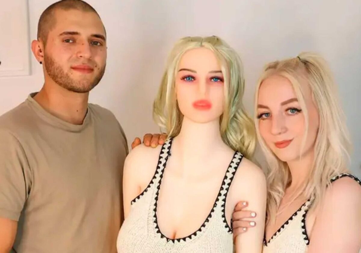 Compra a su esposo una muñeca idéntica a ella para descansar