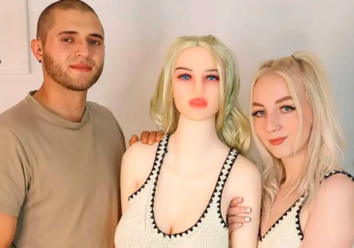 Compra a su esposo una muñeca idéntica a ella para descansar