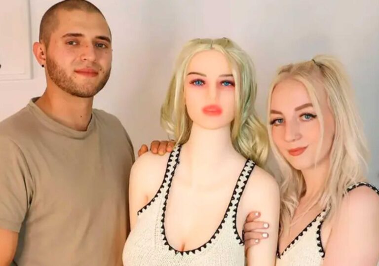 Compra a su esposo una muñeca idéntica a ella para descansar