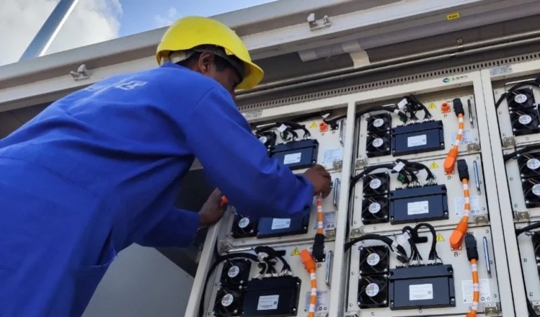 Cuba inicia almacenamiento de energía en baterías