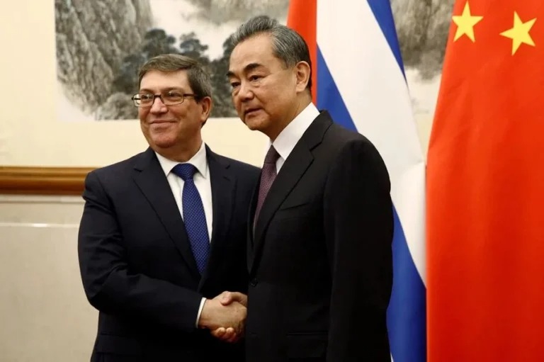 Cuba y China fortalecen los vínculos bilaterales Durante una conversación telefónica entre el ministro de Relaciones Exteriores de Cuba, Bruno Rodríguez Parrilla y su homólogo de la República Popular China, Wang Yi, se ratificó la voluntad de elevar los vínculos bilaterales a niveles superiores. El canciller Rodríguez a través de su red social X, destacó la importancia de implementar los consensos alcanzados por los presidentes Miguel Díaz-Canel y Xi Jinping. Agradeció los ofrecimientos de ayuda y los pronunciamientos de apoyo y solidaridad por parte de China. Según el diplomático, estos gestos «revalidan el carácter especial de los lazos históricos entre ambos países socialistas». En este encuentro telefónico ambos cancilleres analizaron la actual coyuntura regional e internacional, y enfatizaron la urgencia de defender la paz, el Derecho Internacional y la soberanía de los pueblos.